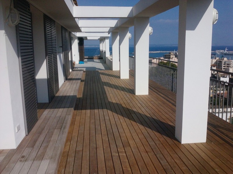 Dachterrasse mit Holzboden